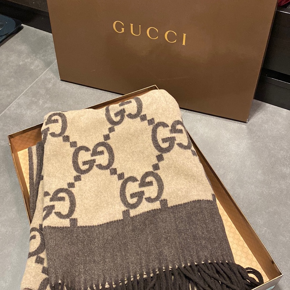 Authentic Gucci Throw blanket with box
